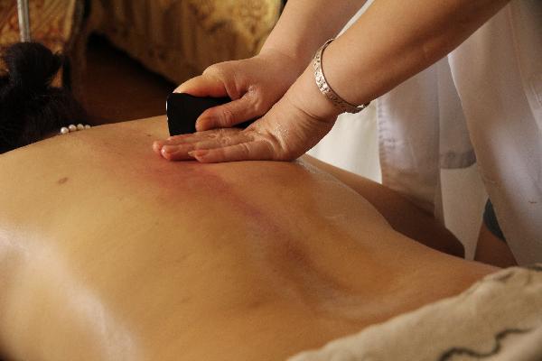 女孩前胸后背长痘痘怎么回事