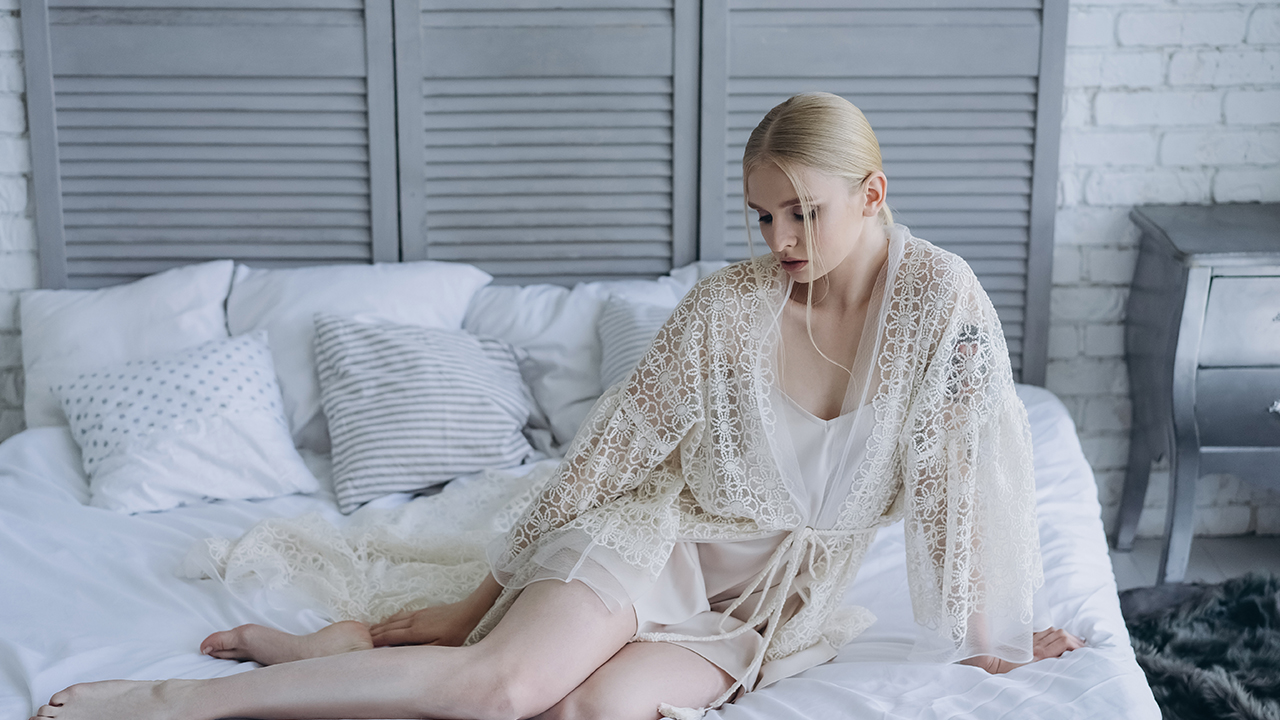 紫色内衣暗示什么？女性内衣颜色背后的心理秘密揭秘