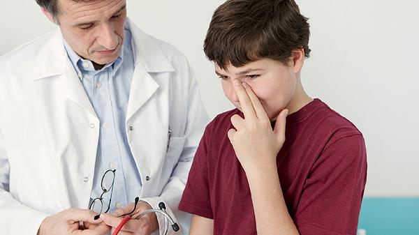 上眼睑疼还肿是怎么回事