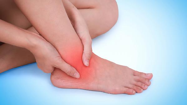 秋天脚部干裂的原因是什么