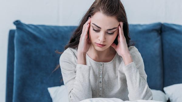 青春期少女频繁头痛可能由这些原因引起