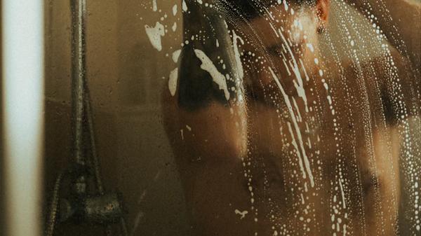 洗澡时搓出的白条到底是什么