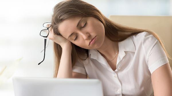 突然屁股缝中间骨头疼可能是什么原因引起的